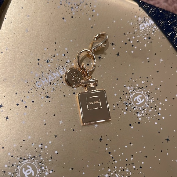 AUTHENTIC CHANEL HOLIDAY 2023 CHARM - Picture 5 of 7